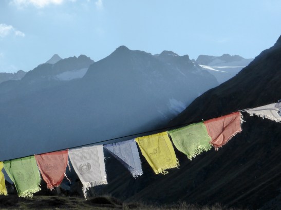 Evening and prayer flags from the hutte.